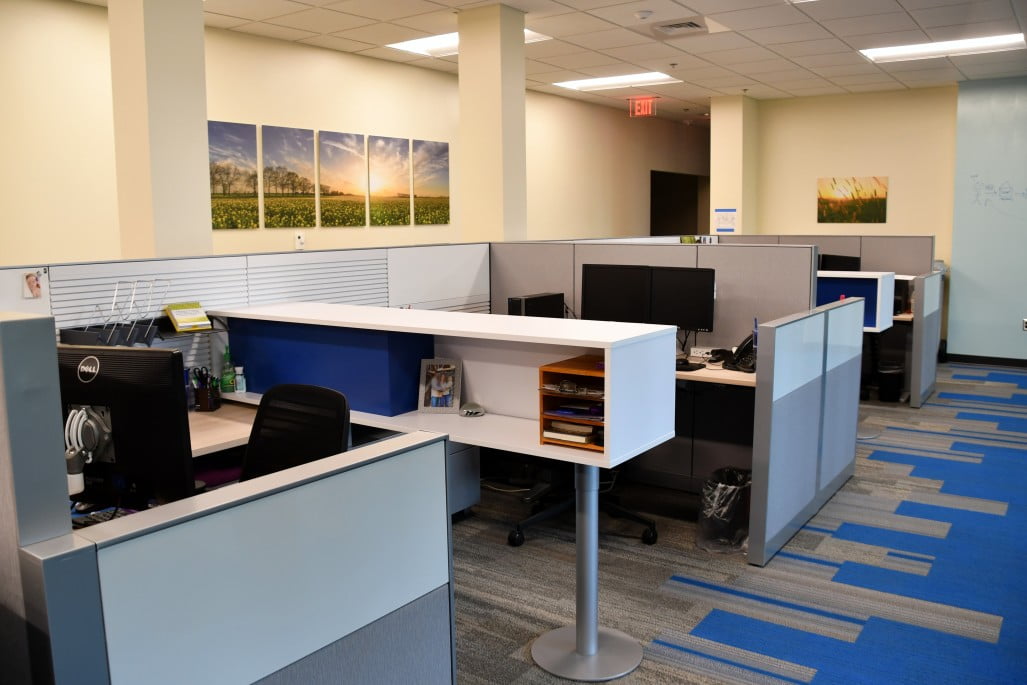 a-modern-clean-work-environment-office-copy-space_t20_NG3WZd